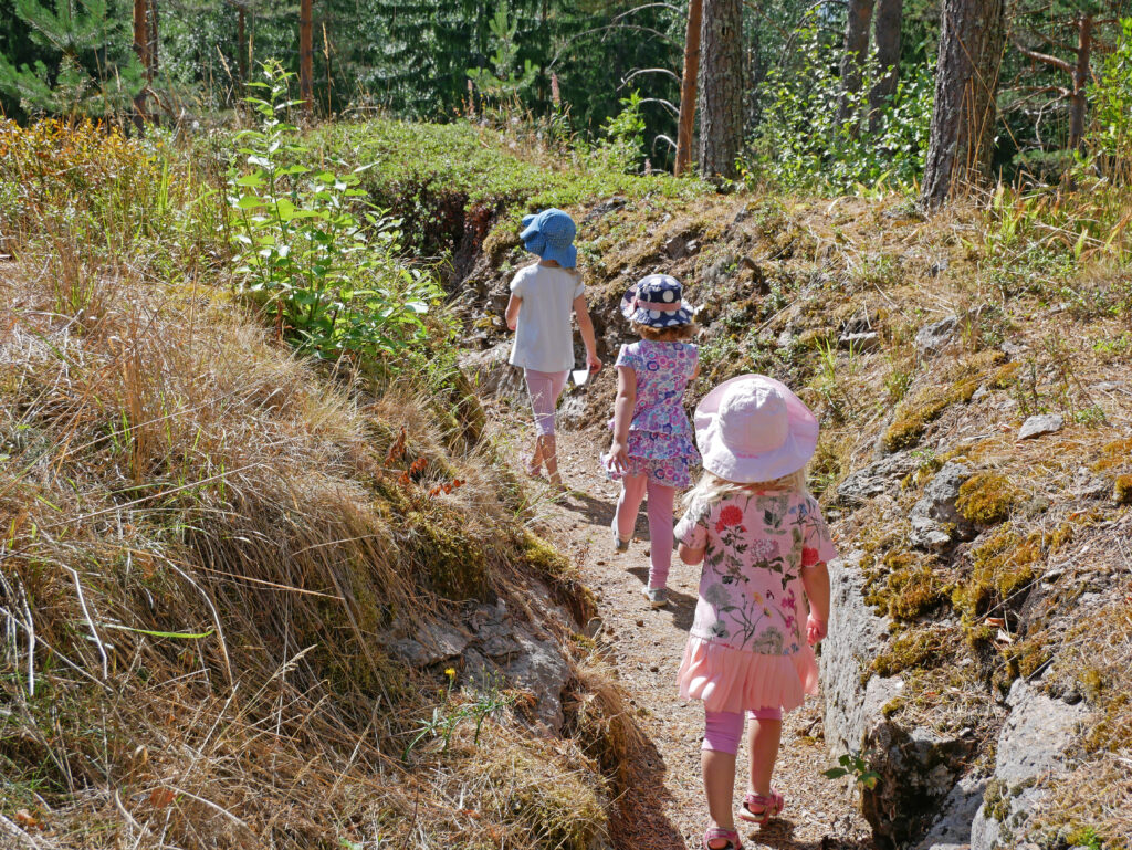 Lapsia kävelemässä kesällä yhteyshaudassa