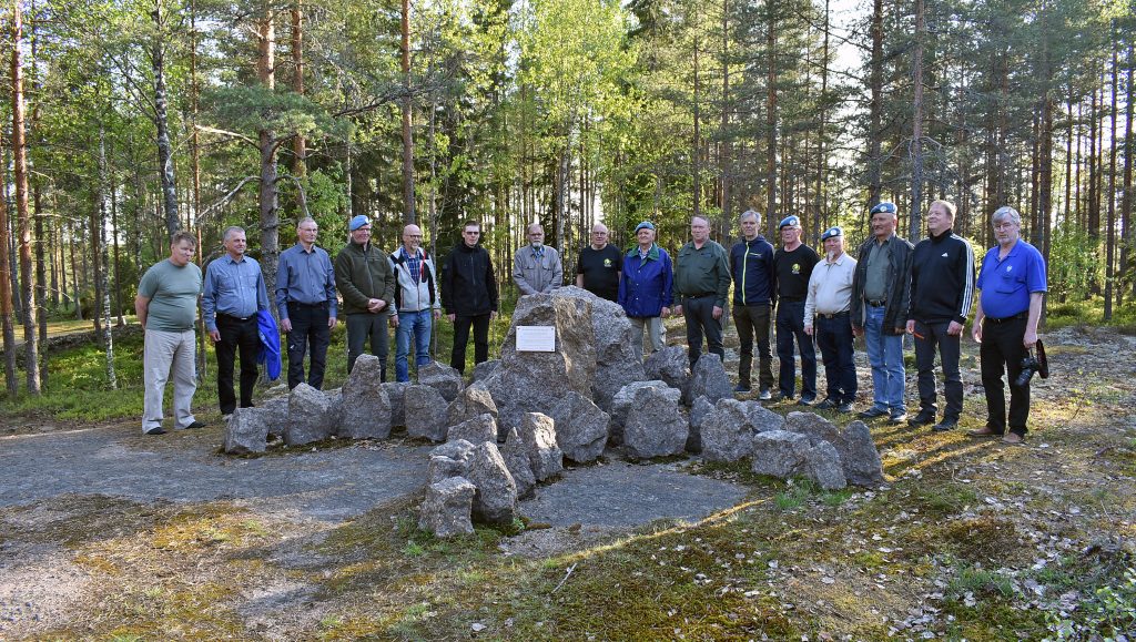 Vuoden 2023 rauhanturvaajatalkooolaiset kokoontuneena Rauhanturvaajien muistomerkille Miehikkälän Salpalinja-museolla.
