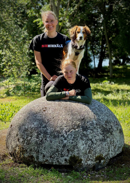 Hanna, Oona ja Diego betonikorsun tähystyskuvun äärellä.