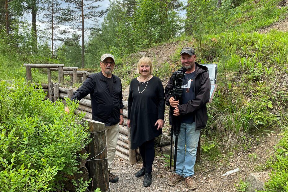 Salpalinja-museon yhteyshaudassa käsikirjoittaja ja ohjaaja Vesa Saarinen, tuottaja Riitta Antinmäki ja kuvaaja.