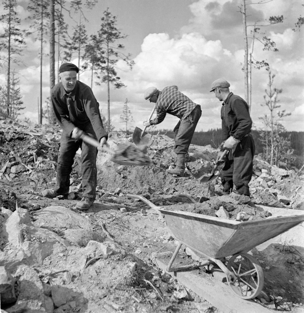 Työvelvolliset tietä tekemässä