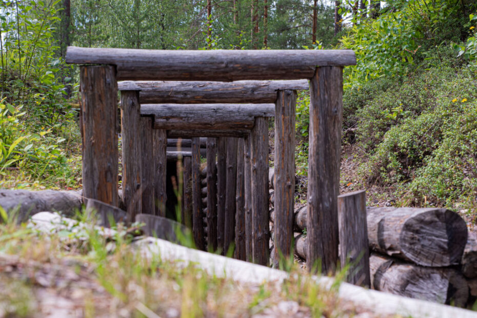 Panssaritorjuntatykkipesäkkeeseen johtavaa yhteyshautaa puuverhoiluineen.